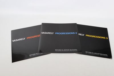 trois brochures noires posées sur une surface blanche, sur fond blanc