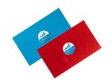 deux enveloppes rouges et bleues sur fond blanc