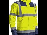 un gros plan d'une veste jaune et bleue sur fond blanc