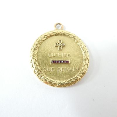l'image d'une médaille d'or ornée d'une croix