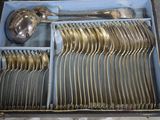 un lot de cuillères en argent et de cuillères dans une boîte