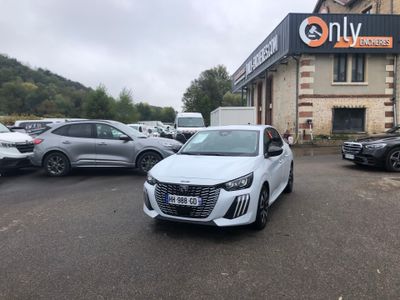 une voiture blanche garée devant un immeuble devant lequel sont garées d'autres voitures
