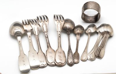 beaucoup de cuillères et de fourchettes en argent sur la table