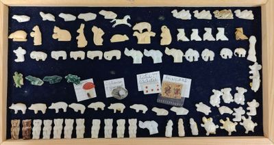 une photo d'un cadre-vitrine orné de nombreux animaux