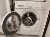 un lave-linge et un sèche-linge dans une petite pièce