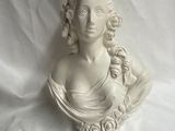 buste en marbre blanc représentant une femme, sur fond blanc