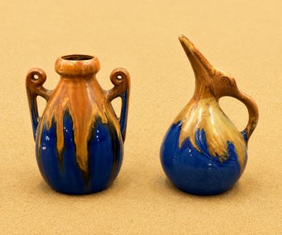 deux vases posés l'un à côté de l'autre sur une table