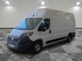 la photo d'une camionnette blanche garée dans une pièce