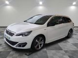 la voiture blanche est garée sur un sol en damier dans le garage
