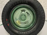 un pneu avec une roue verte à l'intérieur