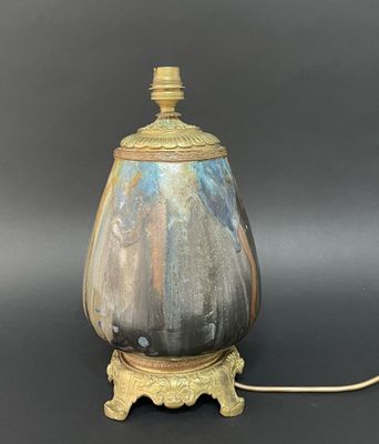 l'image d'une lampe posée sur une table