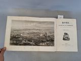 quelqu'un tient un livre dans lequel figure l'image d'une ville
