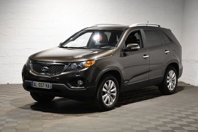 une photo d'un SUV marron garé dans un garage