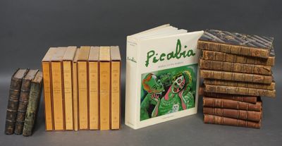 plusieurs livres sont empilés sur une table