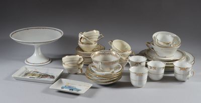 beaucoup d'assiettes, de tasses et de soucoupes blanches et dorées