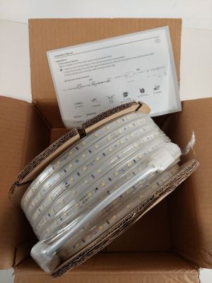 une boîte contenant des guirlandes lumineuses blanches, posée sur une table