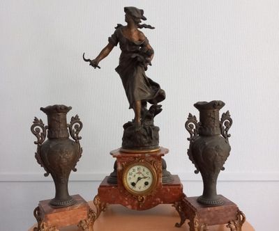 GARNITURE de CHEMINEE à décor de la faneuse d'après Auguste …