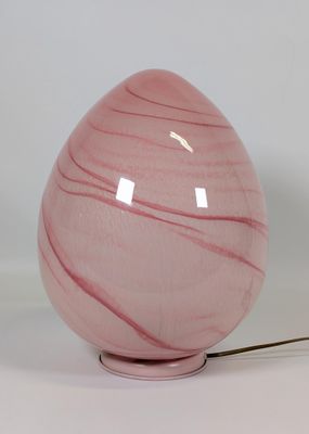 une lampe rose posée sur une table