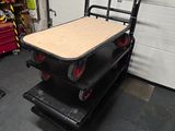 une photo d'un chariot dans un garage, sur lequel se trouve une table