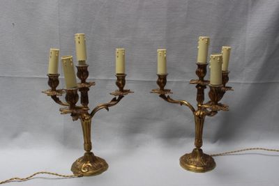paire de chandeliers anciens en laiton, avec bougies et chaînes