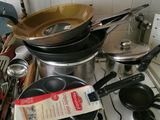 de nombreuses casseroles et poêles sur la cuisinière dans la cuisine