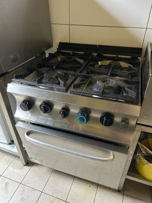 Piano 4 feux gaz avec four en partie basse