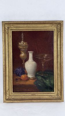 un tableau représentant un vase blanc et des fruits posés sur une table