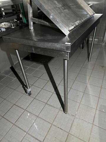 Table inox deux roulettes. 140x70