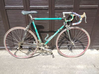 un vélo garé au bord de la rue