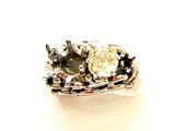 une bague sertie de nombreuses pierres