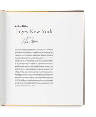 un livre ouvert avec la photo d'un homme en costume-cravate