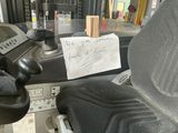 une affiche sur un siège de bus sur laquelle on peut lire : « On va s'en occuper »