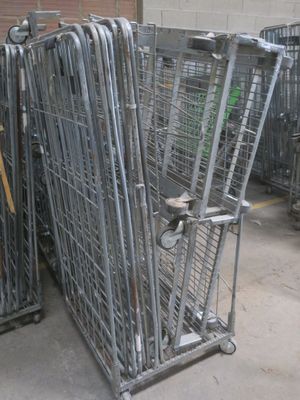 de nombreux chariots de supermarché alignés dans un entrepôt