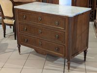 Commode style Louis XVI ouvrant à 3 tiroirs surmontée d'un p…