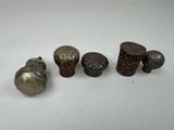 Plusieurs types d'objets métalliques sont exposés sur une surface blanche