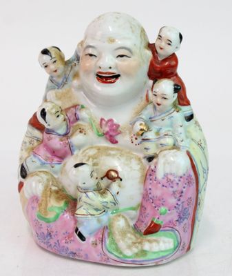 une figurine représentant un Bouddha souriant entouré d'un groupe d'enfants