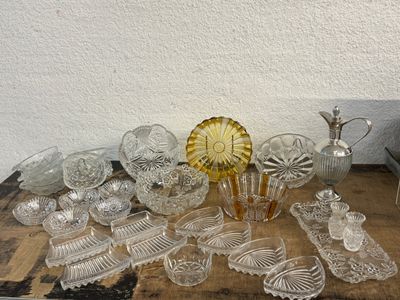 une table sur laquelle se trouvent de nombreux objets en verre