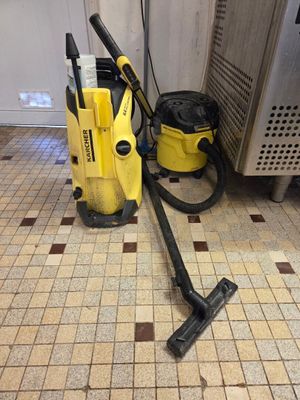 un aspirateur jaune et un aspirateur noir et jaune posés par terre