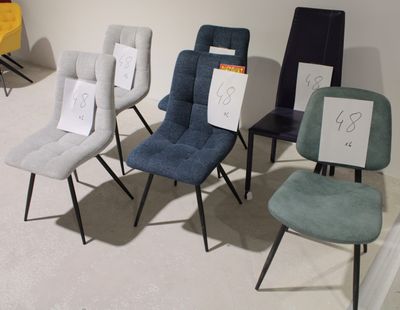 quatre chaises alignées sur le sol