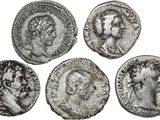 quatre pièces de monnaie romaines antiques représentant des têtes d'hommes et de femmes