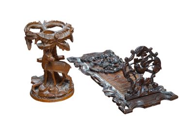 deux œuvres d'art posées sur une table