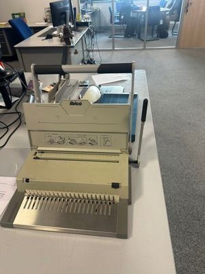 une machine posée sur une table dans une pièce