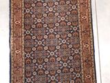 la moquette au sol est marron et beige