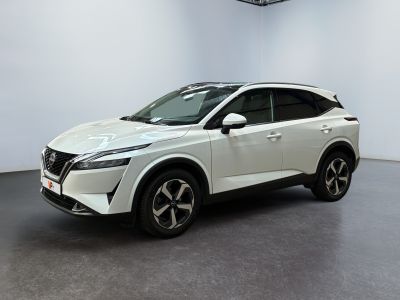 un SUV Nissan QX blanc garé dans une pièce blanche