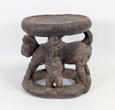 un vieux tabouret en bois sur lequel sont assis un chien et un chat