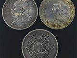 trois pièces d'argent sur lesquelles figurent l'effigie d'un homme et d'une femme