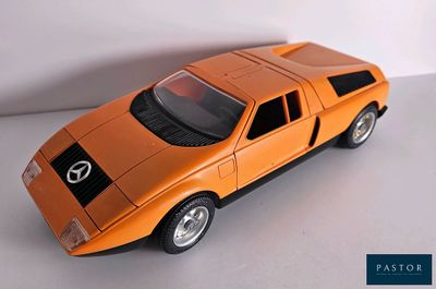 une petite voiture orange posée sur une table