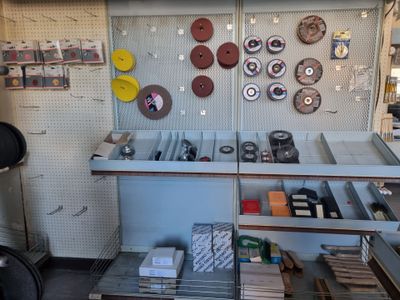 une pièce remplie d'une multitude d'objets de toutes sortes