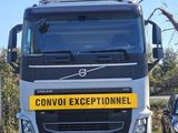 un camion garé à côté d'une voiture sur un parking