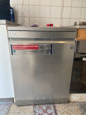 lave-vaisselle en acier inoxydable dans une cuisine avec un carrelage au sol